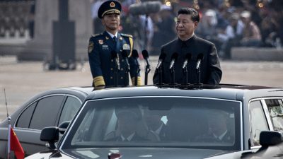 Президент Китая Си Цзиньпин едет в машине после осмотра войск во время парада в честь 70-летия основания Китайской Народной Республики в 1949 году на площади Тяньаньмэнь в Пекине 1 октября 2019 года. Фото: Kevin Frayer/Getty Images
