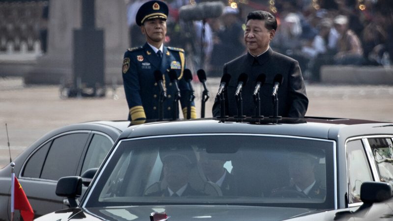 Президент Китая Си Цзиньпин едет в машине после осмотра войск во время парада в честь 70-летия основания Китайской Народной Республики в 1949 году на площади Тяньаньмэнь в Пекине 1 октября 2019 года. Фото: Kevin Frayer/Getty Images
