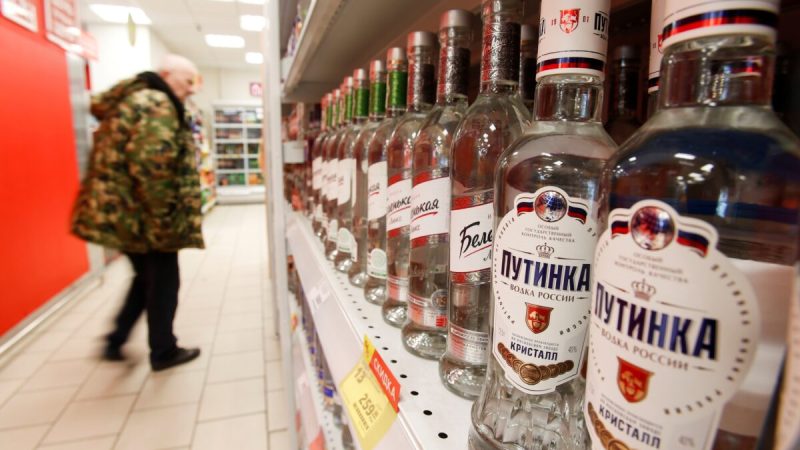 Покупатель проходит мимо полок с бутылками водки в супермаркете в Москве, Россия, 8 апреля 2020 года. (Maxim Shemetov/Reurers)