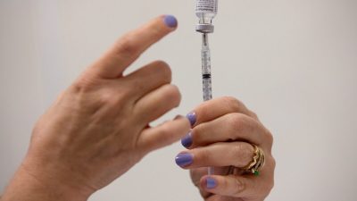 Медсестра наполняет шприцы пациентам во время бустерной вакцинации от COVID-19 во время вакцинации Pfizer-BioNTech в Саутфилде, штат Мичиган, 29 сентября 2021 г. Фото: Emily Elconin/Reuters
