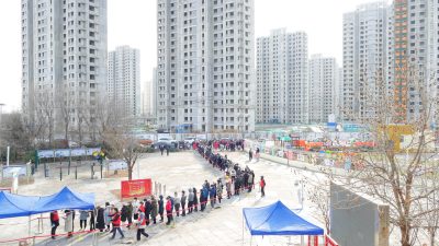 Люди выстраиваются в очередь на тестирование на нуклеиновые кислоты во время общегородского массового тестирования на Ковид-19 в Тяньцзине, Китай 9 января 2022 года. (photo via Reuters)
