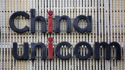 Логотип компании China Unicom в её филиале в Пекине, Китай, 21 апреля 2016 г. Фото: Kim Kyung-Hoon/Reuters
