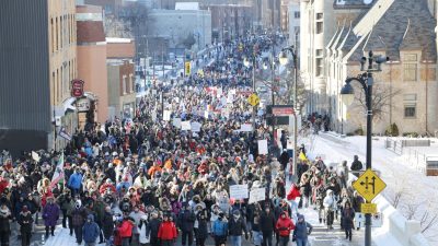 Несколько тысяч протестующих митингуют против ограничительной политики в отношении пандемии в Монреале, 8 января 2022 года. (Noé Chartier/The Epoch Times)
