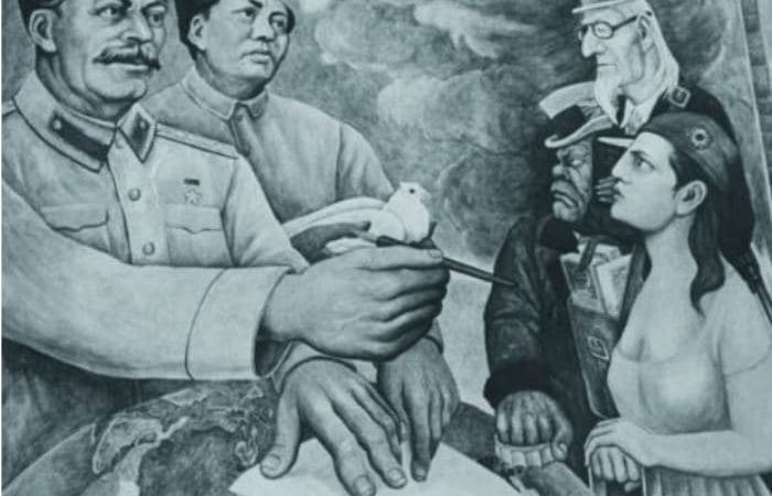 Фреска 1952 года, на которой Сталин и Мао якобы обращаются к западным странам. FPG / Архивные фотографии / Getty Images