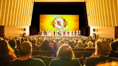 Shen Yun Performing Arts в Театре Уильяма Сарояна во Фресно, 31 октября 2021 г. (Gary Du/ The Epoch Times) 