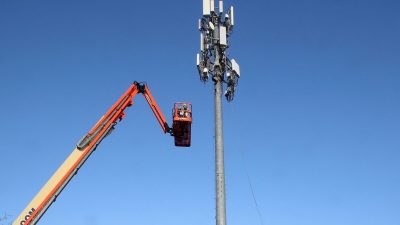 Подрядная бригада компании Verizon устанавливает телекоммуникационное оборудование 5G на вышке в Ореме, штат Юта, 3 декабря 2019 года. (George Frey/Reuters)