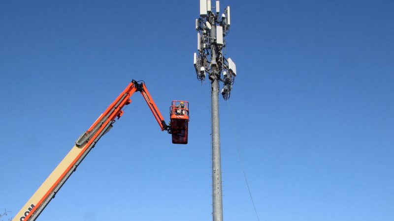 Подрядная бригада компании Verizon устанавливает телекоммуникационное оборудование 5G на вышке в Ореме, штат Юта, 3 декабря 2019 года. (George Frey/Reuters)