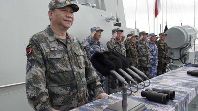 Выступление китайского лидера Си Цзиньпина после обзора флота Военно-морского флота Народно-освободительной армии Китая (НОАК) в Южно-Китайском море 12 апреля 2018 г. Фото: Li Gang/Xinhua via AP
