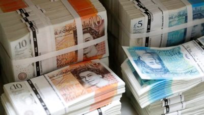 Банкноты британских фунтов стерлингов в штаб-квартире компании Money Service Austria в Вене, Австрия, 16 ноября 2017 г. Фото: Leonhard Foeger/Reuters
