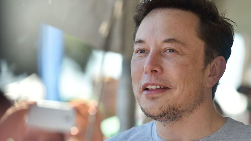 Основатель компаний SpaceX, Tesla и The Boring Company Илон Маск присутствует на соревнованиях 2018 SpaceX Hyperloop Pod Competition в Хоторне, Калифорния, 22 июля 2018 года. (Robyn Beck/AFP/Getty Images)
