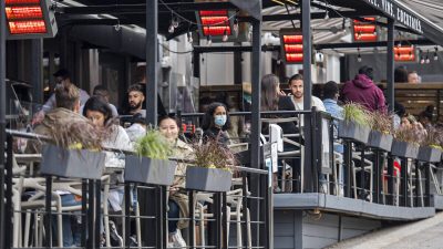 Обед в ресторане Монреаля, 30 мая 2021 года. (The Canadian Press/Graham Hughes)