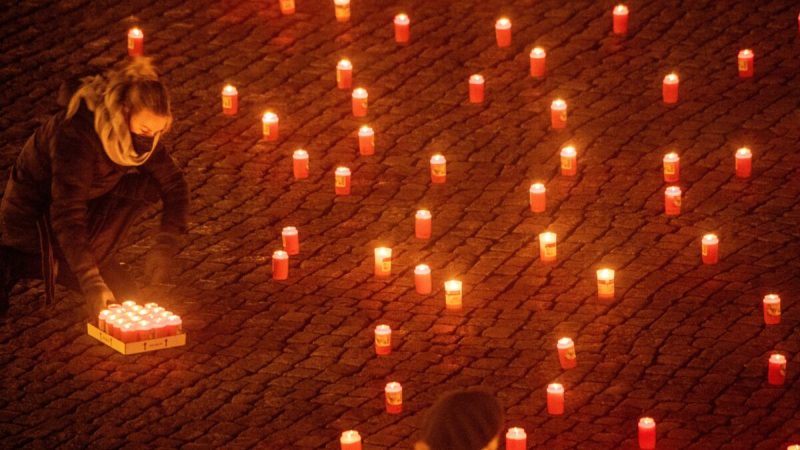 Свечи в память об умерших от COVID-19 на рынке в Грайфсвальде, Германия, 17 января 2022 года. Фото: Stefan Sauer/DPA via AP
