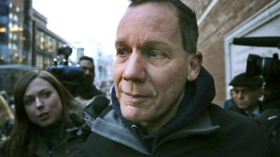 Профессор Гарвардского университета Чарльз Либер покидает федеральный суд после своего ареста в Бостоне, штат Массачусетс, 30 января 2020 года. Фото: Charles Krupa/AP Photo