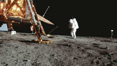 Один из астронавтов из полёта «Аполлон-12» возле «Лунного модуля», 19 ноября 1969 г. | Afp Photo НАСА / AFP через Getty Images