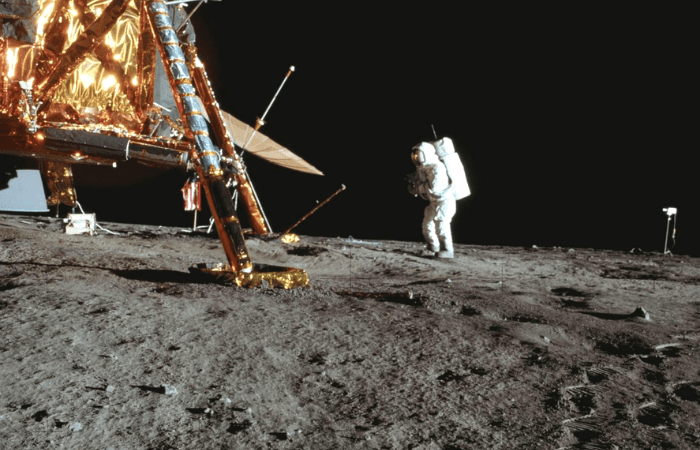 Один из астронавтов из полёта «Аполлон-12» возле «Лунного модуля», 19 ноября 1969 г. | Afp Photo НАСА / AFP через Getty Images