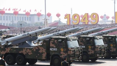 Военная техника с зенитными ракетами HHQ-9B участвует в военном параде на площади Тяньаньмэнь в Пекине 1 октября 2019 г. Фото: Greg Baker/AFP via Getty Images
