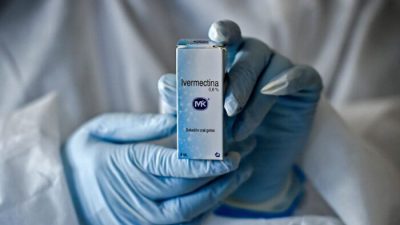Медицинский работник с коробкой ивермектина в Кали, Колумбия, 21 июля 2020 г. (Luis Robayo/AFP via Getty Images)
