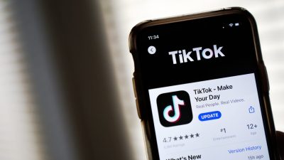 Приложение TikTok на Apple iPhone, Вашингтон, 7 августа 2020 г. (Drew Angerer/Getty Images)