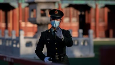 Солдат в маске у Запретного города в Пекине 22 октября 2020 года. (Nicolas Asfouri/AFP via Getty Images) 