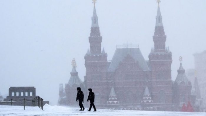 Красная площадь в Москве, 25 декабря 2020 года — милиция на посту. (Фото: KIRILL KUDRYAVTSEV/AFP via Getty Images)
