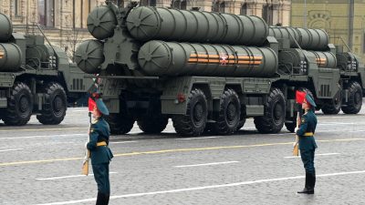 Российские зенитно-ракетные комплексы С-400 на Красной площади во время военного парада в честь Дня Победы в Москве 9 мая 2021 года. (Kirill Kudryavtsev/AFP via Getty Images)