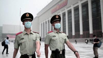 Военизированная полиция проходит около музея Коммунистической партии Китая рядом с национальным стадионом «Птичье гнездо» в Пекине 25 июня 2021 года. (Noel Celis/AFP via Getty Images)