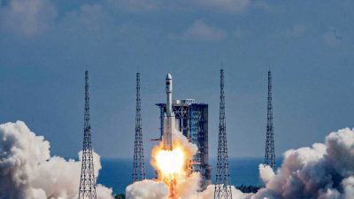 Ракета «Чанчжэн 7Y4» с грузовым кораблём «Тяньчжоу-3» запускается с космодрома Вэньчан в южной китайской провинции Хайнань 20 сентября 2021 года. Фото: STR/AFP via Getty Images
