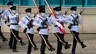 Полицейские принимают участие в церемонии поднятия флага в ознаменование Национального дня Китая в Гонконге 1 октября 2021 года. Фото: Peter Parks/AFP via Getty Images
