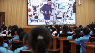  Учащиеся смотрят фильм о китайских астронавтах с китайской космической станции «Тяньгун» в рамках воспитания патриотизма, школа в Даньчжае, китайская провинция Гуйчжоу, 9 декабря 2021 года. (STR/AFP via Getty Images)