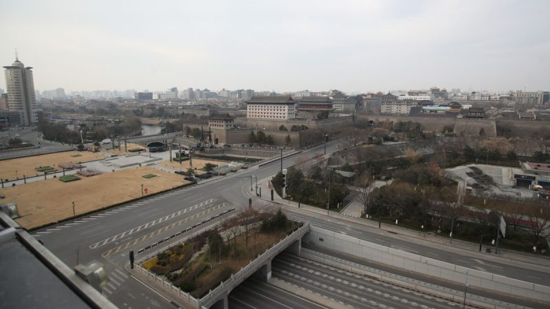 Почти пустые дороги в заблокированном городе Сиань, провинция Шэньси, Китай, 28 декабря 2021 года. (STR/AFP via Getty Images) 