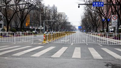 Перекрытая дорога в Сиане, провинция Шэньси на северо-западе Китая, 31 декабря 2021 г. Фото: STR / AFP через Getty Images
