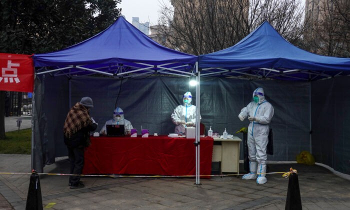 Пункт тестирования на COVID-19 в Сиане, провинция Шэньси на северо-западе Китая, 4 января 2022 года. Фото: STR/AFP via Getty Images 