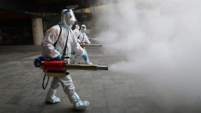 Распыление дезинфицирующих средств возле торгового центра в Сиане, Китай, 11 января 2022 года. Фото: STR/AFP via Getty Images
