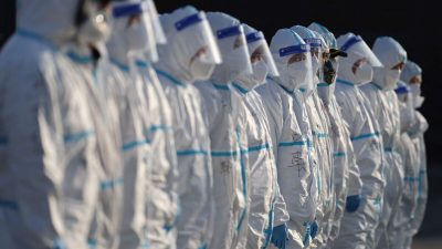 Подготовка к распылению дезинфицирующих средств возле торгового центра в городе Сиань в провинции Шэньси на севере Китая 11 января 2022 года. Фото: STR/AFP via Getty Images
