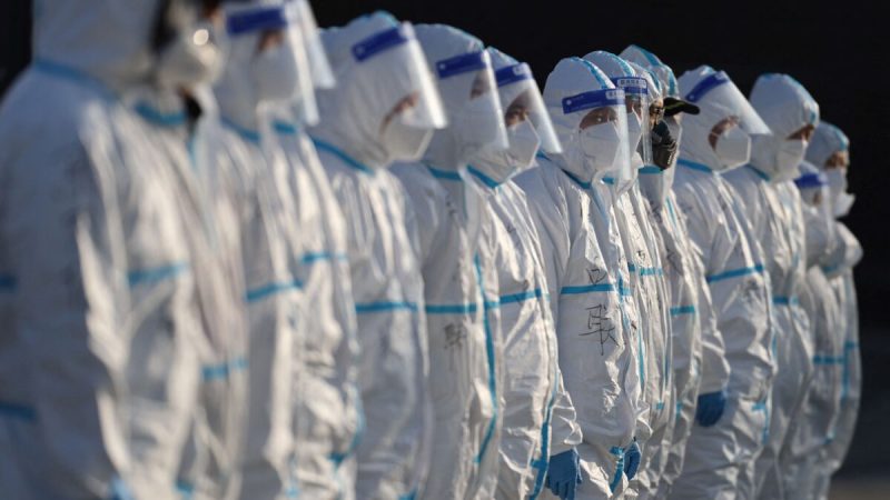 Подготовка к распылению дезинфицирующих средств возле торгового центра в городе Сиань в провинции Шэньси на севере Китая 11 января 2022 года. Фото: STR/AFP via Getty Images
