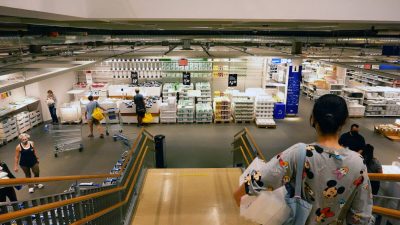 Люди делают покупки в магазине ИКЕА в районе Ред Хук в Бруклинском боро в Нью-Йорке 15 октября 2021 года. (Michael M. Santiago/Getty Images)