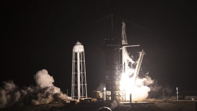 Ракета SpaceX Falcon 9 с космическим кораблём Crew Dragon стартует с космодрома Космического центра Кеннеди в 2021 году на мысе Канаверал, штат Флорида, 10 ноября 2021 года. Фото: Joe Raedle/Getty Images
