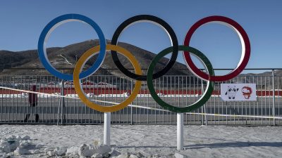 Олимпийские кольца в одной из деревень для спортсменов во время зимних Олимпийских игр 2022 года в Пекине до закрытия территории, провинция Хэбэй, северный Китай, 3 января 2022 года. (Kevin Frayer/Getty Images)
