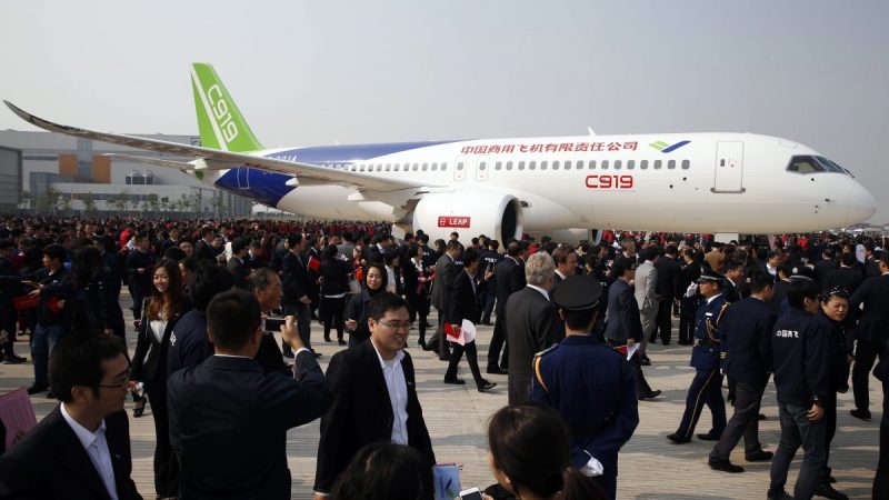 Китай представляет C919, свой первый большой пассажирский самолет, построенный Китайской государственной компанией при содействии иностранных компаний. Фото: STR/AFP/Getty Images