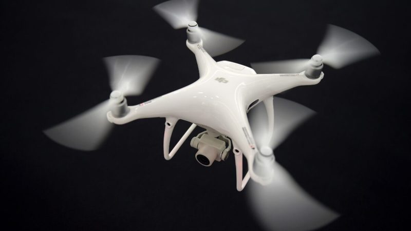 Полёт дрона в демонстрационном зале штаб-квартиры DJI в Шэньчжэне, Китай. (Nicolas Asfouri/AFP via Getty Images)