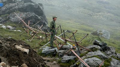 Китайский солдат стоит на страже на китайской стороне древнего пограничного перехода Натху Ла между Индией и Китаем, 10 июля 2008 года. (Dipendu Dutta/AFP via Getty Images)