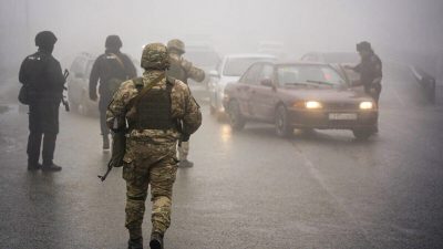Казахстанские солдаты контролируют дорогу в Алма-Ате, Казахстан, 8 января 2022 года. Фото: Vladimir Tretyakov/NUR.KZ via AP 
