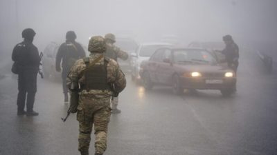 Казахстанские солдаты контролируют дорогу в Алма-Ате, Казахстан, 8 января 2022 года. (Vladimir Tretyakov/NUR.KZ via AP)