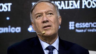Бывший госсекретарь США Майк Помпео выступает на конференции в Иерусалиме, Израиль, 12 октября 2021 года. (Amir Levy/Getty Images)
