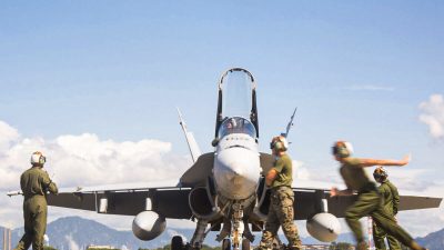 Лётный состав 112-й истребительно-штурмовой эскадрильи морской пехоты (VMFA-112) проводит предполётные проверки и готовит F/A-18 Hornet к запуску, 23 сентября 2021 года. (U.S. Marine Corps / Sgt. Booker T. Thomas)
