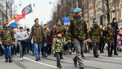 Демонстранты протестуют против введённых правительством Нидерландов ограничений на COVID-19 в Амстердаме, Нидерланды, 16 января 2022 года. Фото: Piroschka van de Wouw/Reuters
