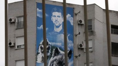Рекламный щит с изображением сербского теннисиста Новака Джоковича висит на здании в Белграде, Сербия, 6 января 2022 года. (Darko Vojinovic/AP Photo)