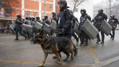 ОМОН идёт, чтобы блокировать демонстрантов, собравшихся во время акции протеста в Алма-Ате, Казахстан, 5 января 2022 года. Фото: Vladimir Tretyakov/AP Photo
