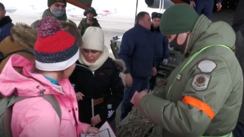 Российские граждане садятся в военный эвакуационный самолёт, власти проверяют их документы в Казахстане 9 января 2021 года. (The Russian Defense Ministry via AP)