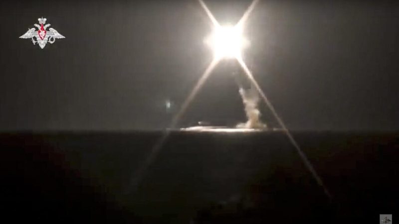 Запуск новой гиперзвуковой крылатой ракеты «Циркон» с подводной лодки ВМФ России из Баренцева моря на видео, распространённом пресс-службой Минобороны 4 октября 2021 г. Фото: Russian Defense Ministry Press Service via AP